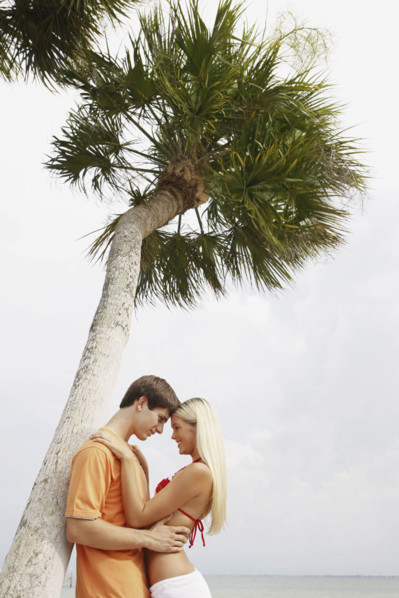 Couple hugging under palm tree. Date : 2008