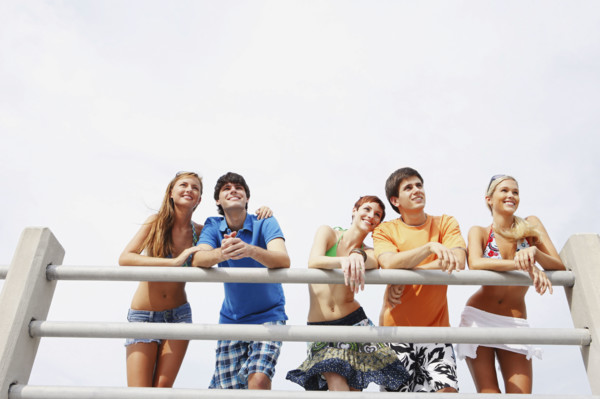 Friends leaning on boardwalk railing. Date : 2008