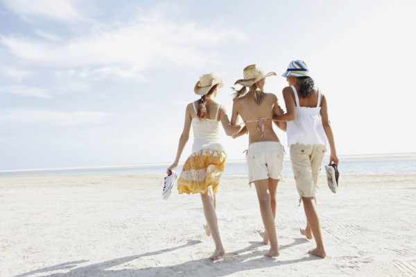 Young women walking on beach. Date : 2008