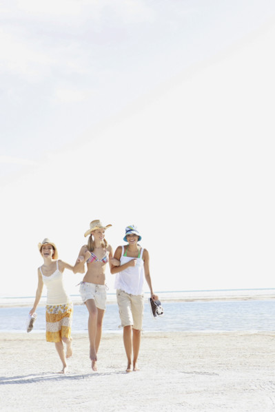 Young women walking on beach. Date : 2008