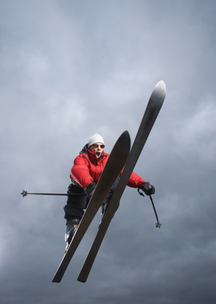 Downhill skier in mid-air. Date : 2008