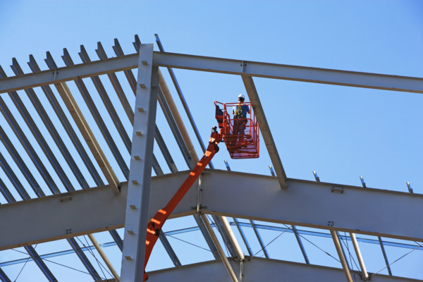 Construction worker in cherry picker. Date : 2008