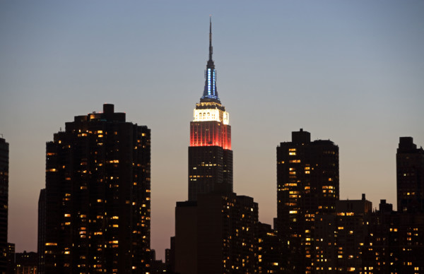 Illuminated Empire State Building at dusk. Date : 2008