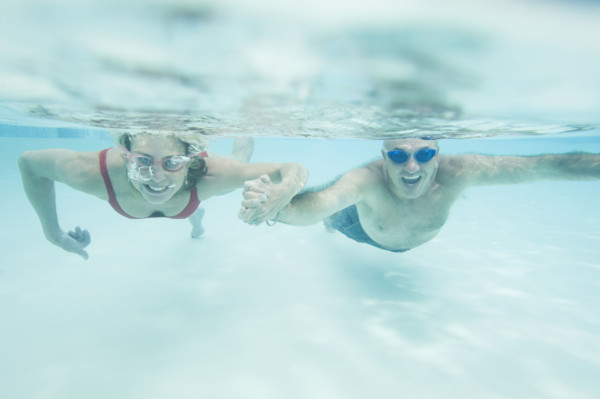 Couple swimming underwater and holding hands. Date : 2008