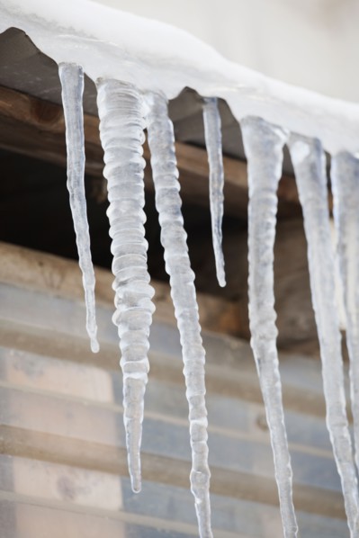 Icicles hanging from roof eaves. Photographe : Jamie Grill