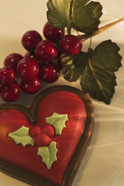 Heart shaped chocolate and decoration. Photographe : Daniel Grill