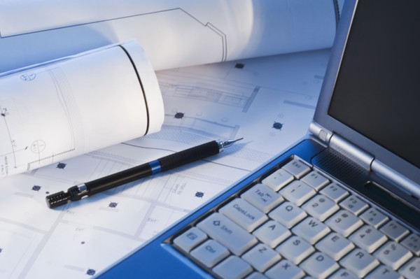 Laptop on blueprints. Photographe : Daniel Grill