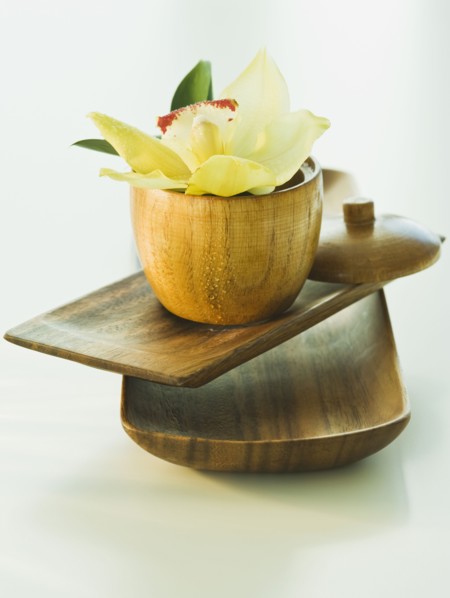 Tropical flower and wooden bowls. Photographe : Daniel Grill