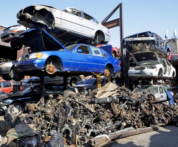 Stack of cars in junkyard. Photographe : fotog