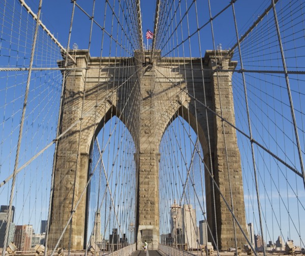 Urban bridge and cityscape. Photographe : fotog