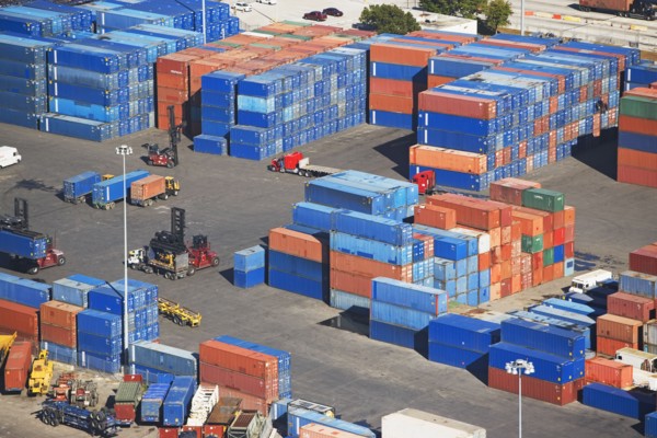 Shipping containers at port. Photographe : fotog