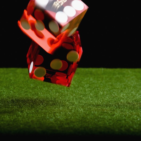 Rolling dice. Photographe : Joe Clark