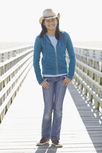 Portrait of teenage girl wearing cowboy hat. Photographe : PT Images