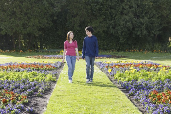 Friends walking in garden. Photographe : PT Images