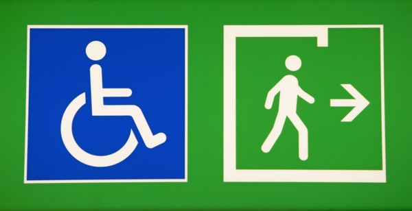 Wheel chair access and walkway signs. Photographe : fotog