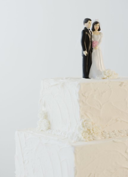 Wedding cake toppers on cake. Photographe : Jamie Grill