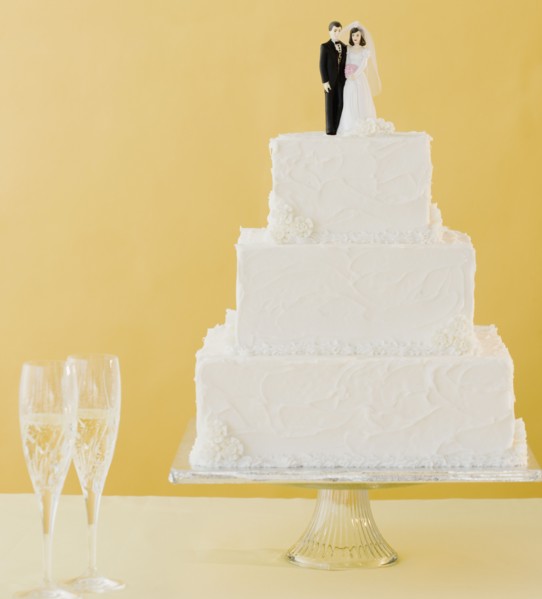 Wedding cake toppers on cake. Photographe : Jamie Grill