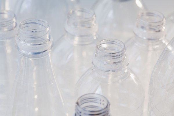 High angle view of empty plastic bottles. Photographe : Jamie Grill