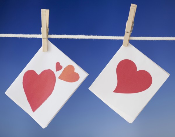 Felt heart drying on clothesline. Photographe : Jamie Grill