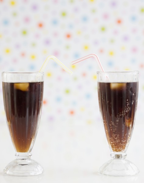 Soda in festive glasses. Photographe : Jamie Grill