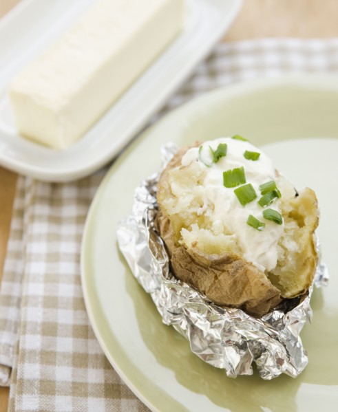 Baked potato with sour cream. Photographe : Jamie Grill