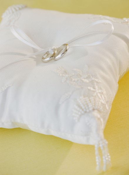 Wedding rings on pillow. Photographe : Jamie Grill