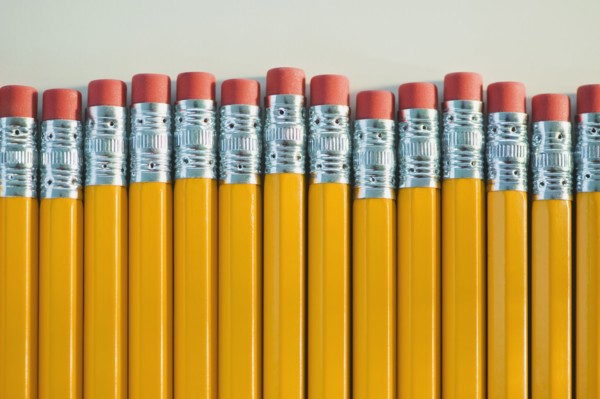 Row of pencil erasers. Photographe : Daniel Grill