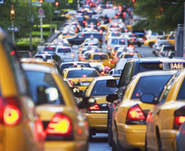 Taxis in rush hour traffic. Photographe : fotog