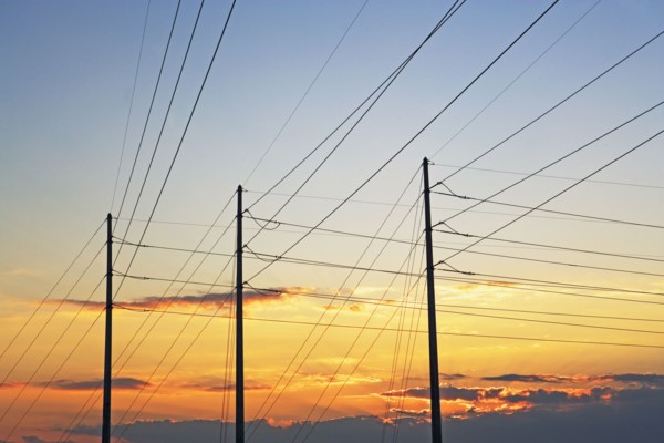 Communication tower and power lines. Photographe : fotog