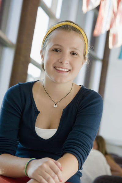 Girl posing in library. Photographe : mark edward atkinson