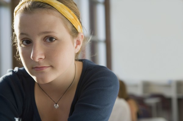 Portrait of girl in library. Photographe : mark edward atkinson