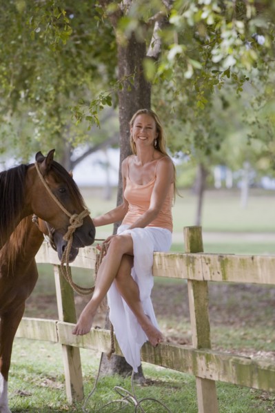 Woman posing with horses. Photographe : mark edward atkinson