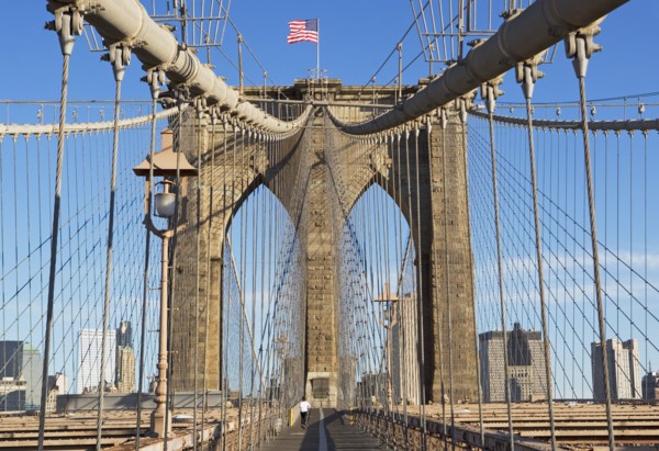 Urban bridge and cityscape. Photographe : fotog