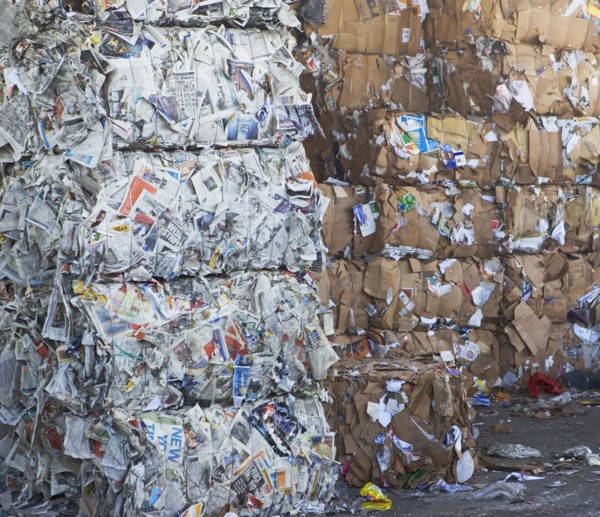 Bundles of paper at recycling plant. Photographe : fotog