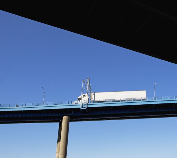 Truck on highway overpass. Photographe : fotog