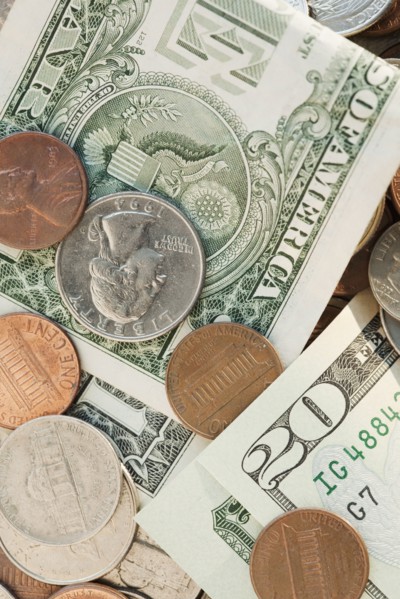 Bow on stack of money. Photographe : Jamie Grill
