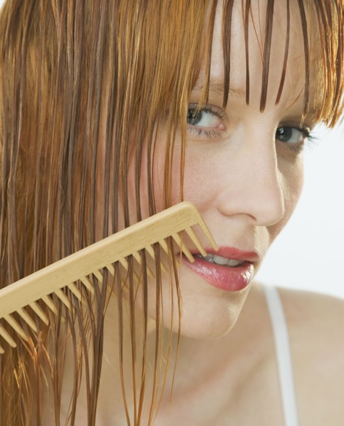 Woman combing hair. Photographe : Daniel Grill