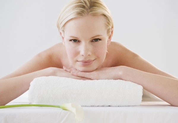 Woman relaxing on spa towel. Photographe : Daniel Grill