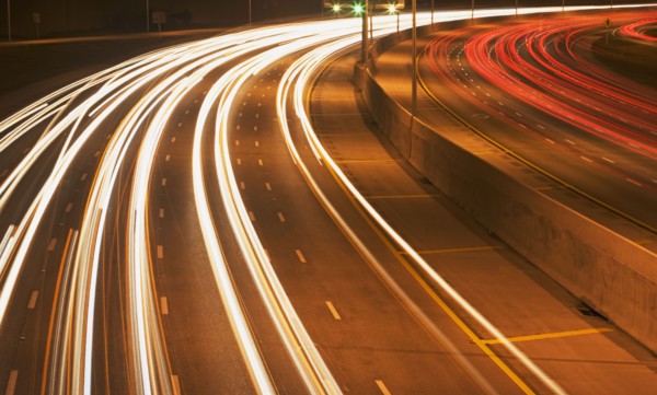 Blurred traffic headlights at night. Photographe : fotog