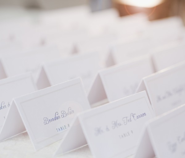 Wedding table place cards. Photographe : Jamie Grill
