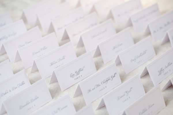 Wedding table place cards. Photographe : Jamie Grill