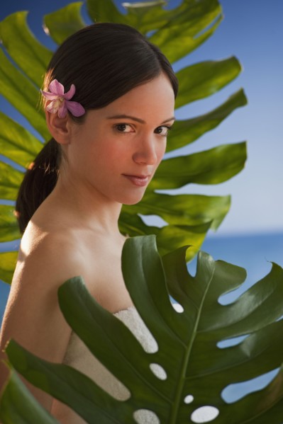 Portrait of woman among tropical plants. Photographe : Daniel Grill