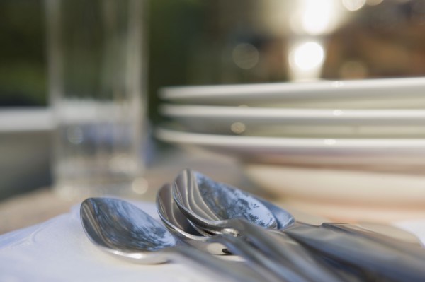 Close-up of cutlery and plates on dinner table. Photographe : mark edward atkinson