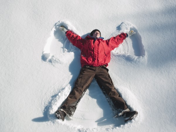 Woman making snow angel. Photographe : John Kelly