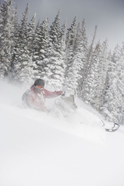 Man driving snowmobile Aspen, Colorado, USA. Photographe : Shawn O'Connor