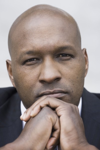 Studio portrait of businessman. Photographe : PT Images