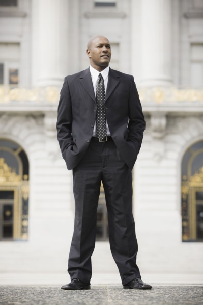 Businessman standing outside office building, San Francisco, California, USA. Photographe : PT