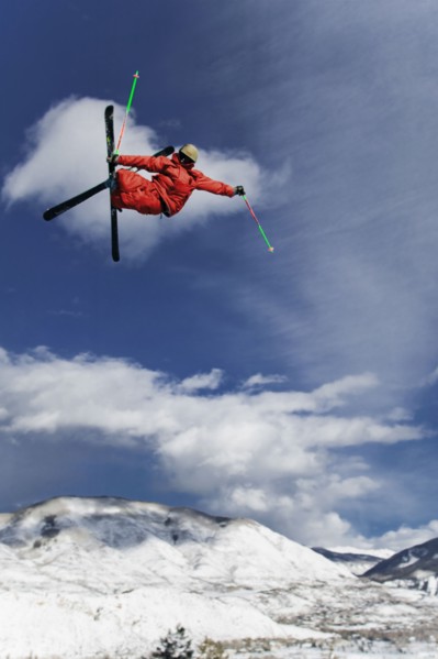 Skier jumping, Aspen, Colorado, USA . Photographe : Shawn O'Connor