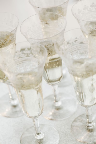 Glasses of champagne, elevated view, still life. Photographe : Jamie Grill