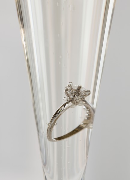 Engagement ring in champagne glass. Photographe : Jamie Grill